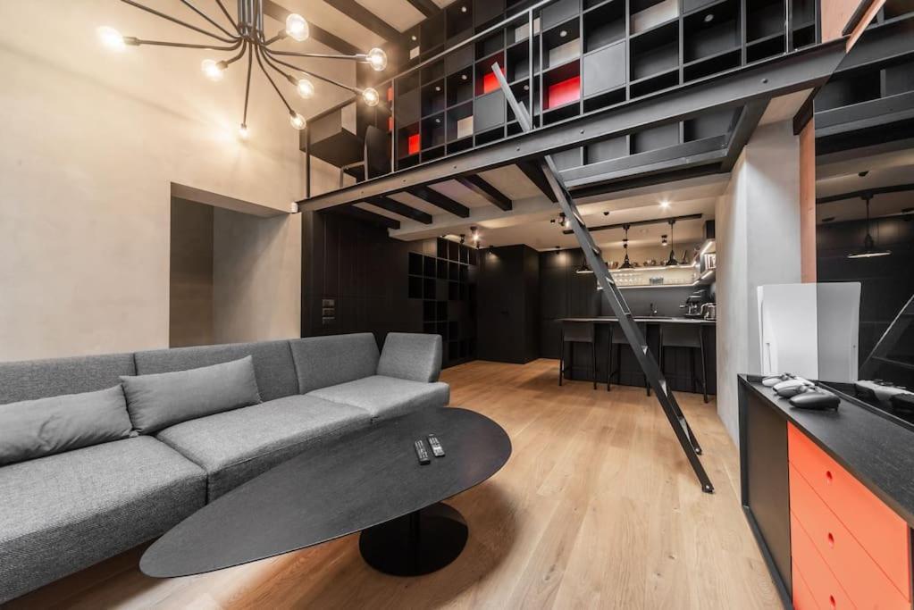 3 Storey Apartment With A Character And A Terrace Riga Exterior photo