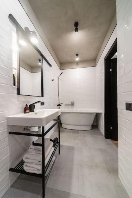 3 Storey Apartment With A Character And A Terrace Riga Exterior photo